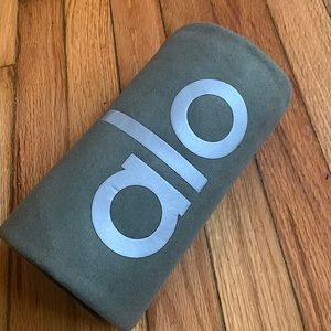 Brand New Alo Yoga Grounded Non-Slip Mat Towel in the color Jungle